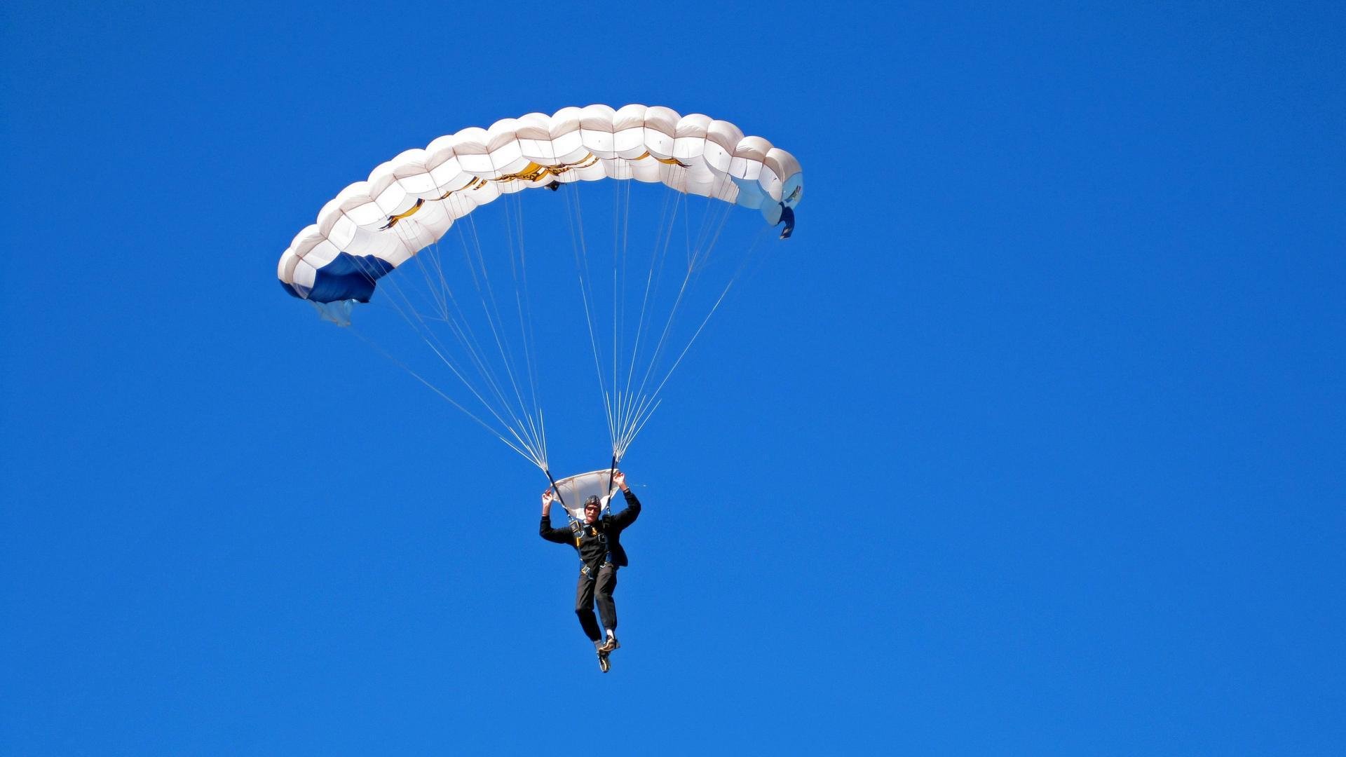 世界拳击锦标赛首日：中国小将爆冷击败卫冕冠军，世界拳击赛视频