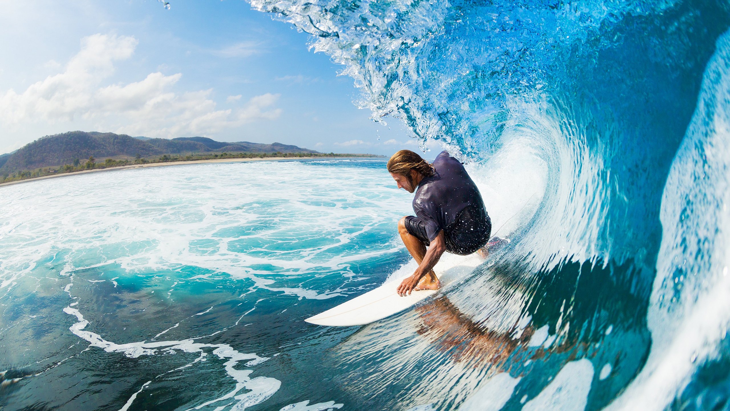 球迷“热血”撑场：足球狂欢让整个欧洲沸腾，球迷们的疯狂表现令人不得不承认足球的魅力